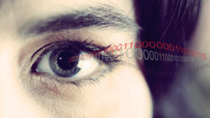 Nærfoto af menneskeøje med svævende binære tal